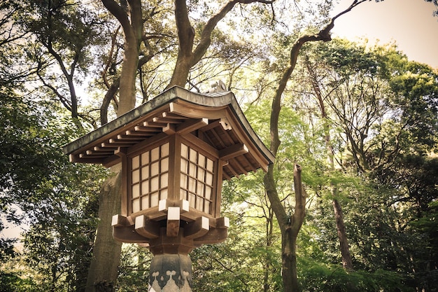 日本の神社の古いスタイルのランプ