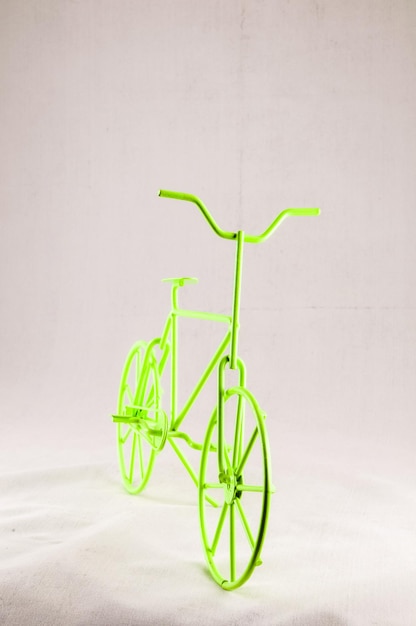 古いスタイルのヴィンテージの手作りの緑の古代の自転車