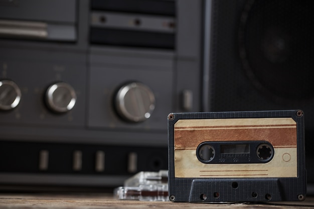 старый магнитофон и кассета на деревянный стол