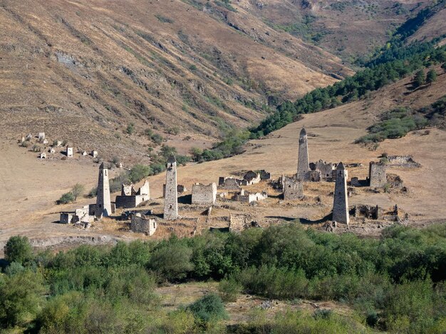 오래된 Targim 타워는 Ingushetia Russia의 산맥 끝에 위치한 가장 큰 중세 성 유형 타워 마을 중 하나입니다.