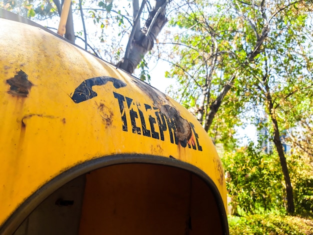 Photo old telephone in a public garden