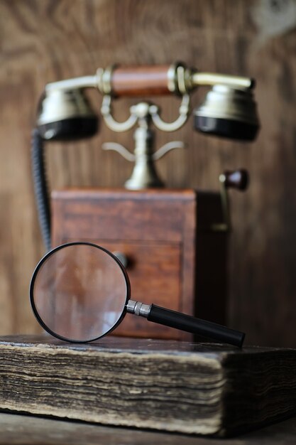 Foto vecchio telefono e libro retrò su un tavolo di legno