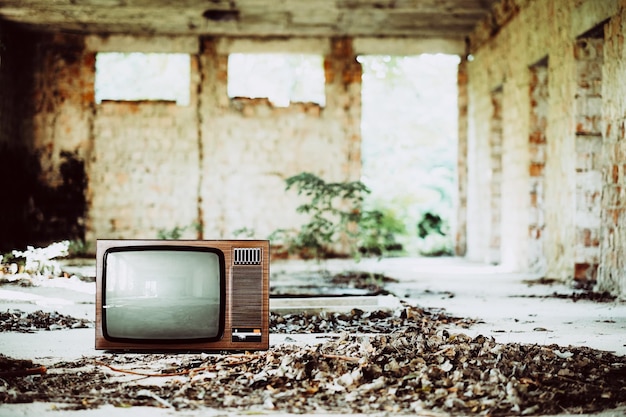 廃墟の家にある古いテレビセット