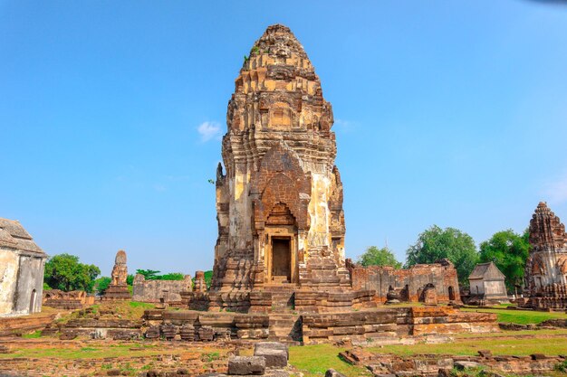 写真 空に照らされた古い寺院