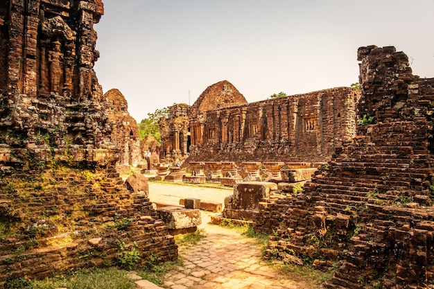 写真 空に照らされた古い寺院