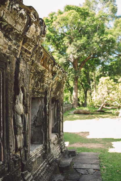 Photo old temple against trees in city