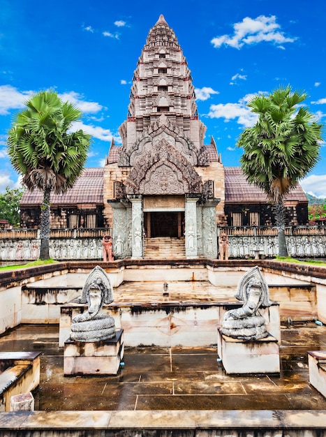 Vecchio tempio vicino a thaweesin hot spring, provincia di chiang rai, thailandia