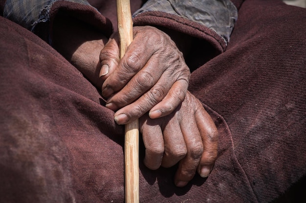 ラマユル・ゴンパ・ラダック・インドのチベット老人の手のクローズアップ