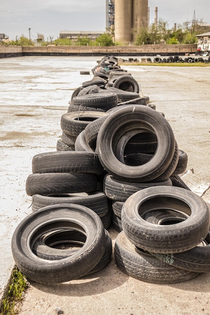 Photo old tires piled in a pile