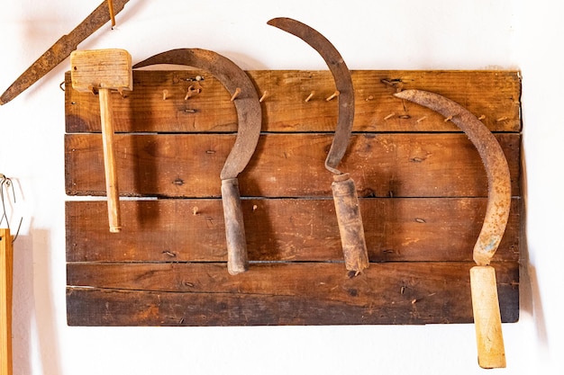 Фото Старые инструменты на деревянной полке в деревенском стиле, винтаж