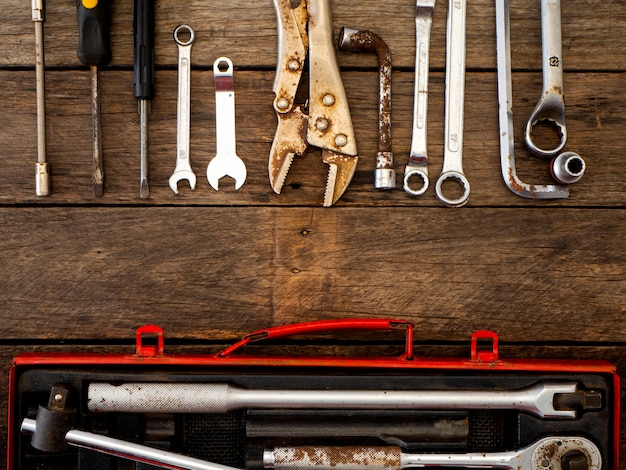 Photo old tools on a wooden table