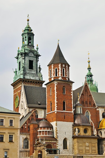 Vecchie torri della cattedrale del wawel a cracovia, polonia