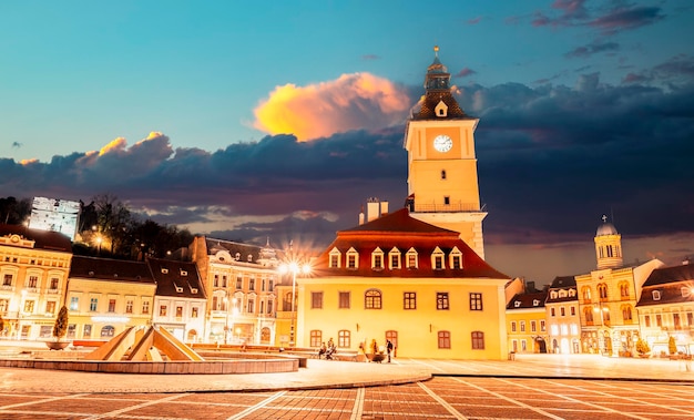 Città vecchia di brasov e la piazza del municipio in transilvania romania giornata estiva piazza del consiglio