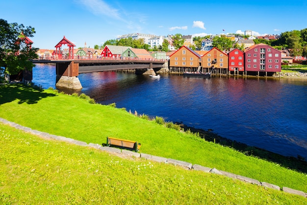 Old Town Bridge of Gamle Bybro of Bybroa is een brug over de rivier de Nidelva in Trondheim, Noorwegen