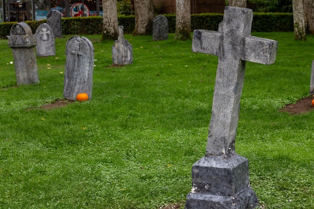 村の教会のハロウィーンのシーンの後ろにある古い町の墓地