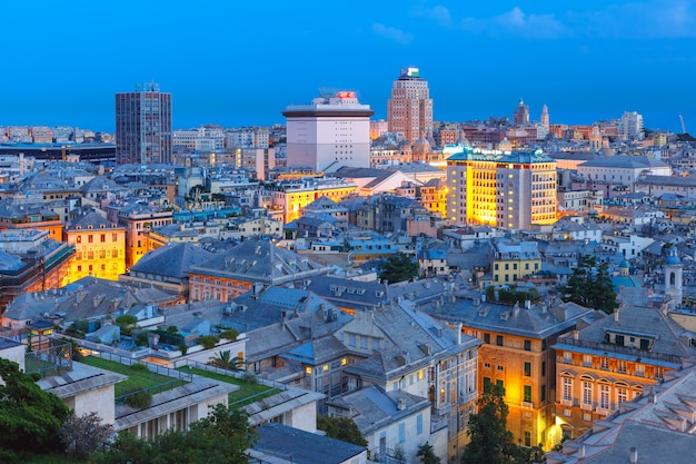 旧市街と夜、イタリアのジェノヴァの港。