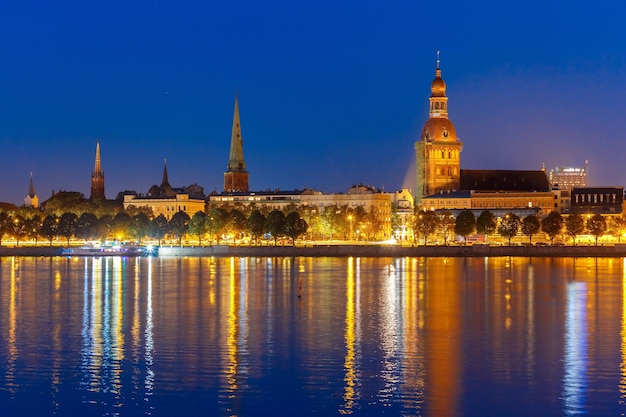 Città vecchia e fiume daugava di notte riga lettonia