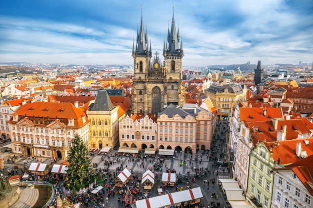 Piazza della città vecchia mercatino di natale dall'alto a praga, repubblica ceca