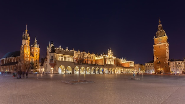 Piazza della città vecchia di cracovia di notte polonia basilica di santa maria