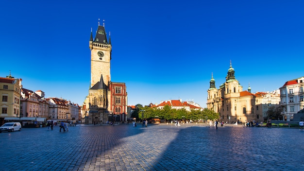 Vecchia piazza a praga entro la mattina presto