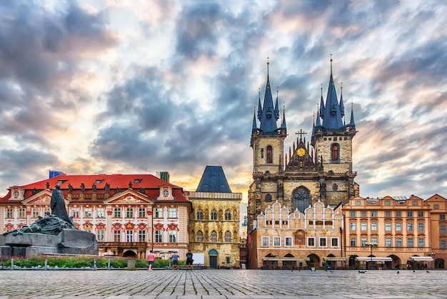 Photo old town square with jan hus memorial kinsky palace the church