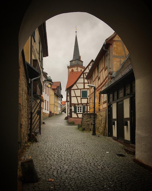 Photo old town street seen through the arch in oberursel hesse germany december 2018