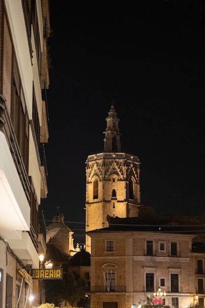 Foto la torre della vecchia città di valencia, in spagna, di notte