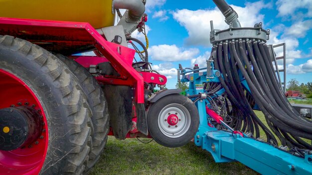 Photo old tractor on field against sky