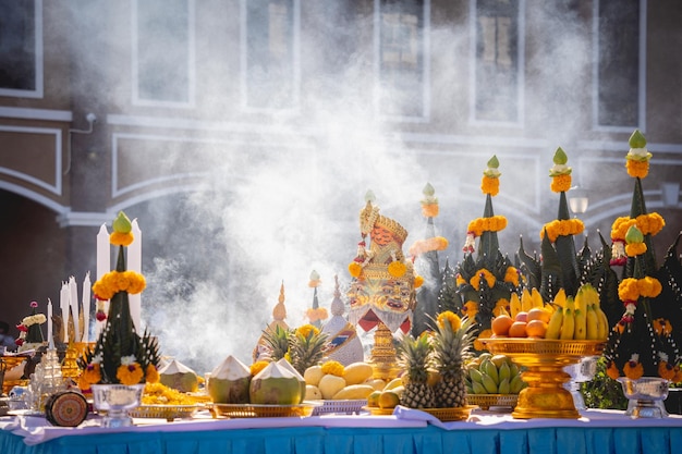 Vecchio tempio buddista tradizionale in tailandia