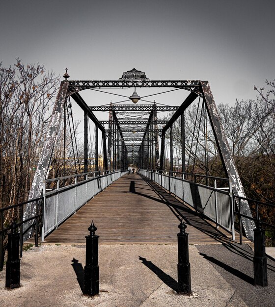 Photo old train bridge over a river