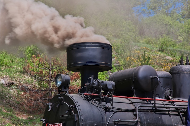 Photo old train in drvengrad, serbia