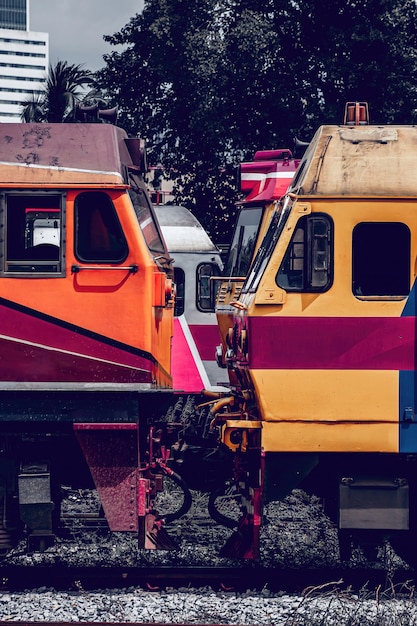 写真 列車の停車場にある古い列車の電気機関車