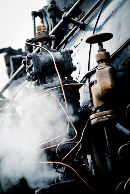 Foto vecchio treno - tecnologia di trasporto obsoleta concetto di patrimonio antico e storico