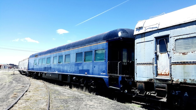 空に向かって静止している古い列車