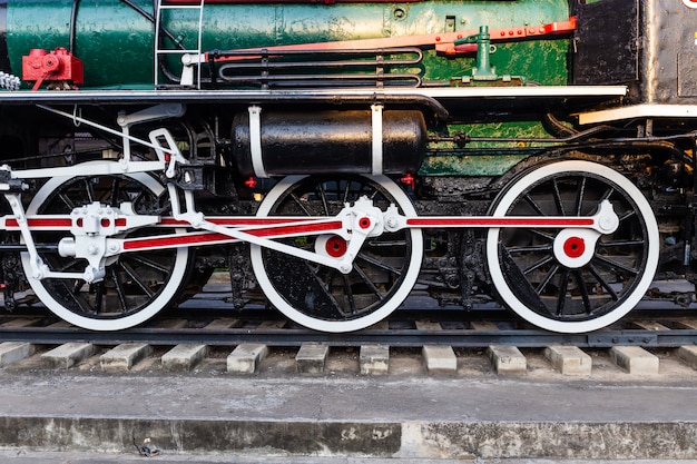 Foto vecchie ruote del treno su rotaie