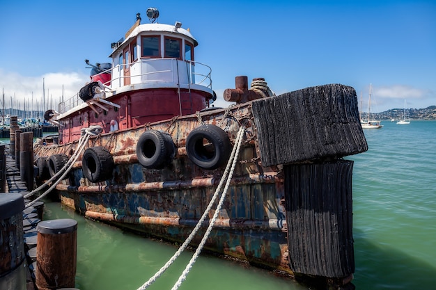 Photo old tugboat moored at the jetty in sausalito