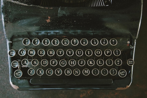 Фото Старая пишущая машинка на деревянном столе.