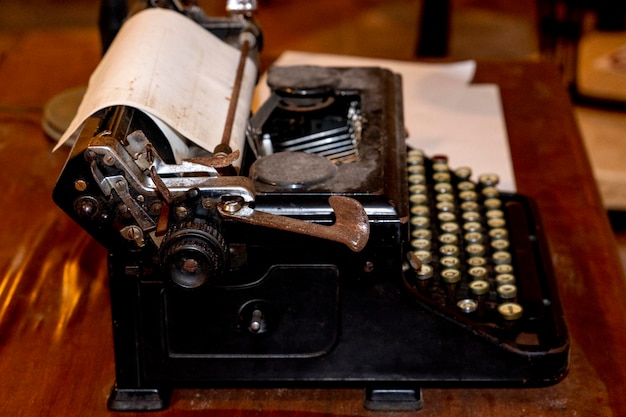 Фото Старая пишущая машинка заржавела и покрыта пылью