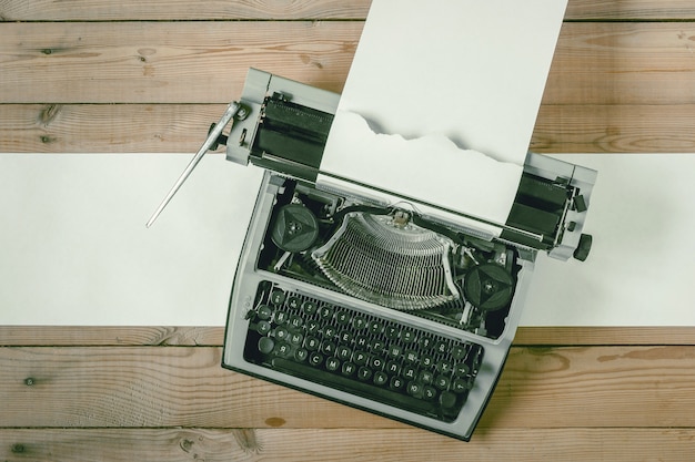 Vecchia macchina da scrivere con carta
