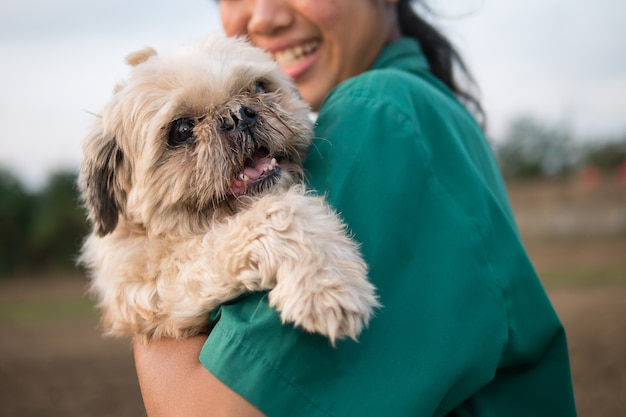 古いと醜い犬しかし、所有者の女の子は愛と非常に満足しています。