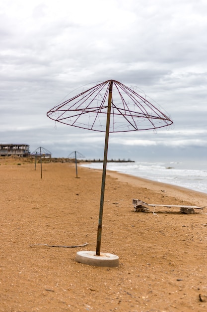 Vecchio ombrellone dal sole in spiaggia