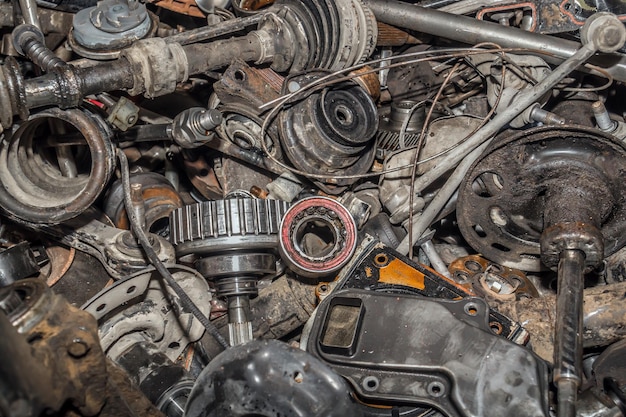 Foto vecchie parti di automobili usate e altre parti in un mucchio