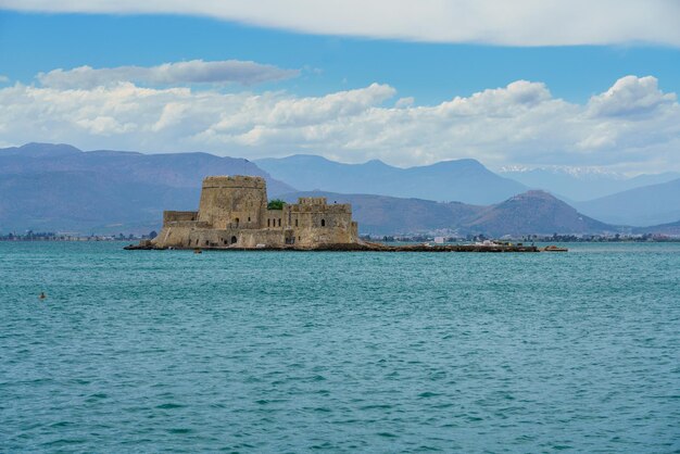 Nafplio 항구에 있는 Bourtzi의 오래된 베네치아 성