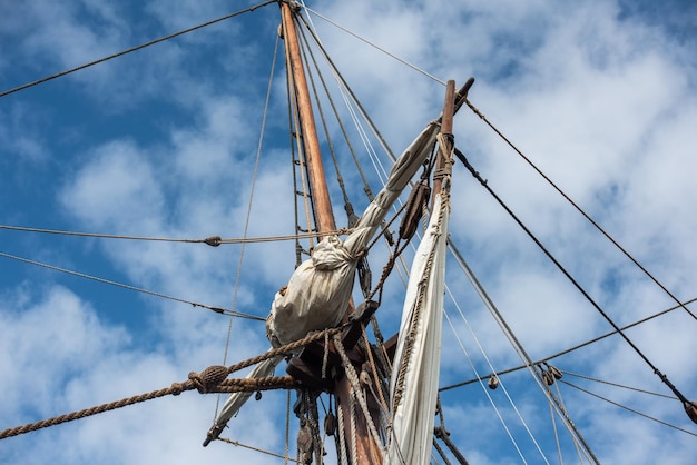 古い船の帆船の詳細