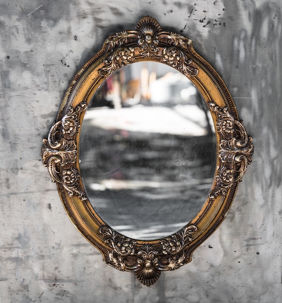 Foto vecchia cornice decorativa vittoriana dorata con uno specchio