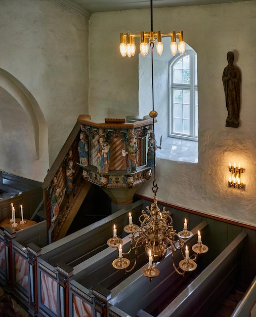 Foto la vecchia chiesa vichinga sull'isola di giske in norvegia