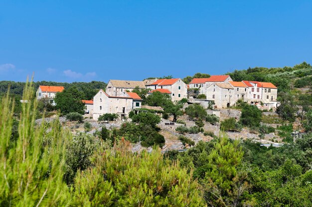 Старая деревня в горах острова Хвар в Хорватии на старой горной дороге между прибрежными городами.