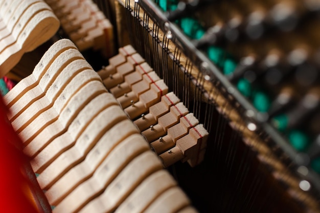 Photo old vintage acoustic piano inside with hammers and strings close up tuning musical instrument selective focus