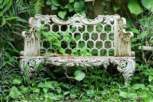 사진 녹색 정원에서 오래 된 빈티지 벤치