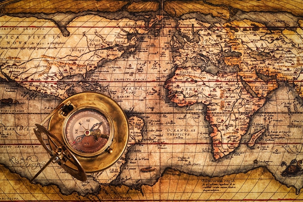 Photo old vintage compass on ancient map